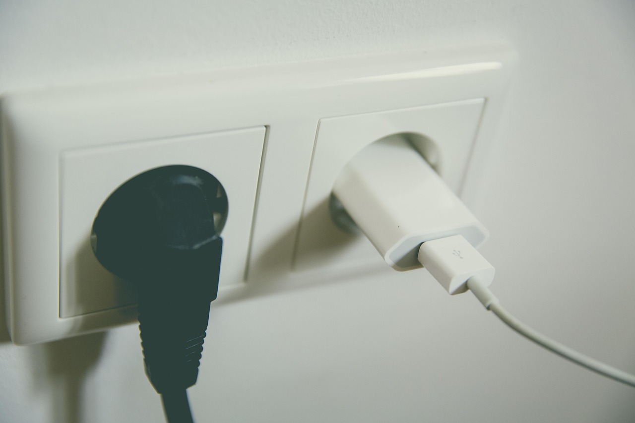 Tomada elétrica com plugue de airfryer conectado via adaptador seguro