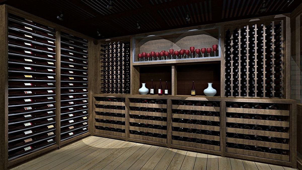 Adega de vinho com garrafas organizadas em prateleiras de madeira iluminadas