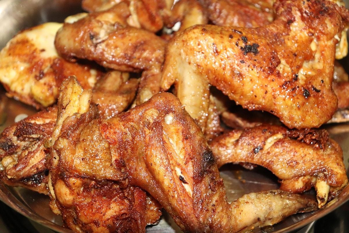 Asas de frango douradas preparadas em uma air fryer 3 em 1
