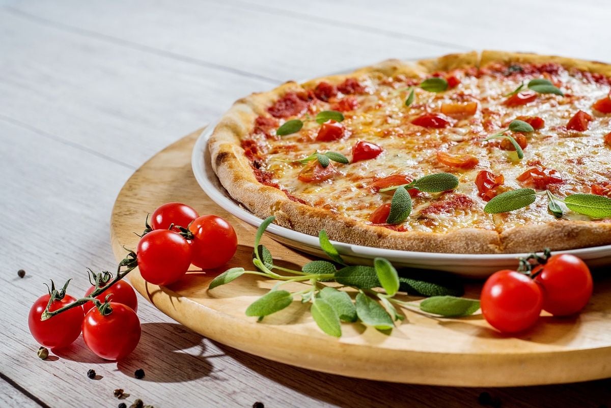 Pizza dourada, um dos preparos que mostram a vantagem do formato oven em relação ao cesto Pizza assada e dourada preparada em air fryer oven
