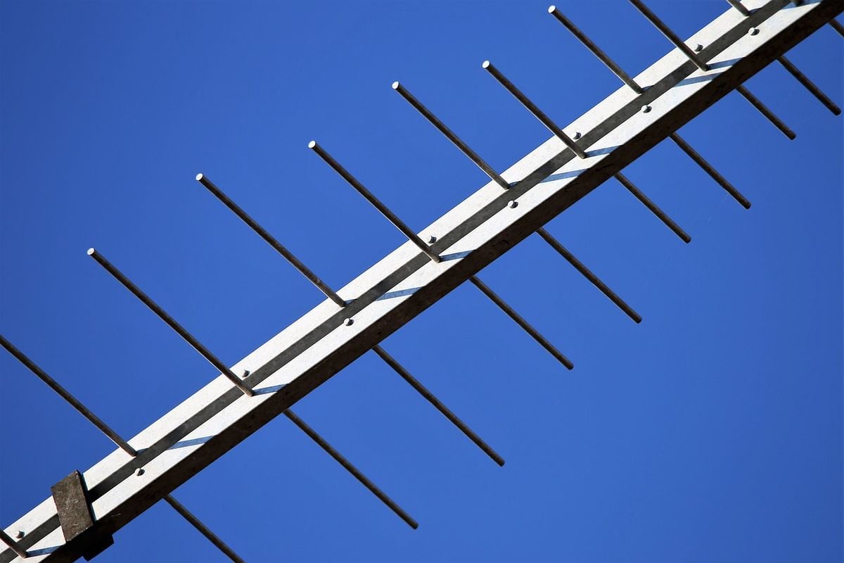 Antena externa de TV digital do tipo Yagi apontada para o céu azul