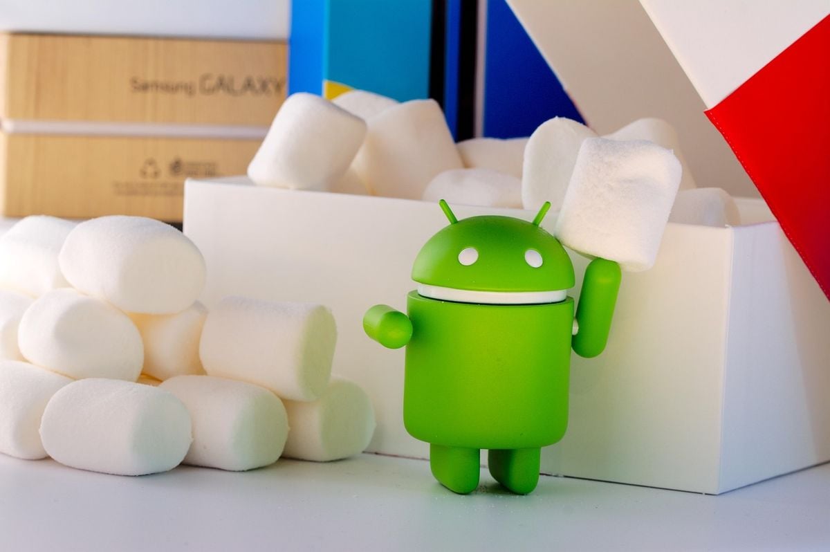 Boneco do Android sobre caixa branca, representando o sistema Android TV