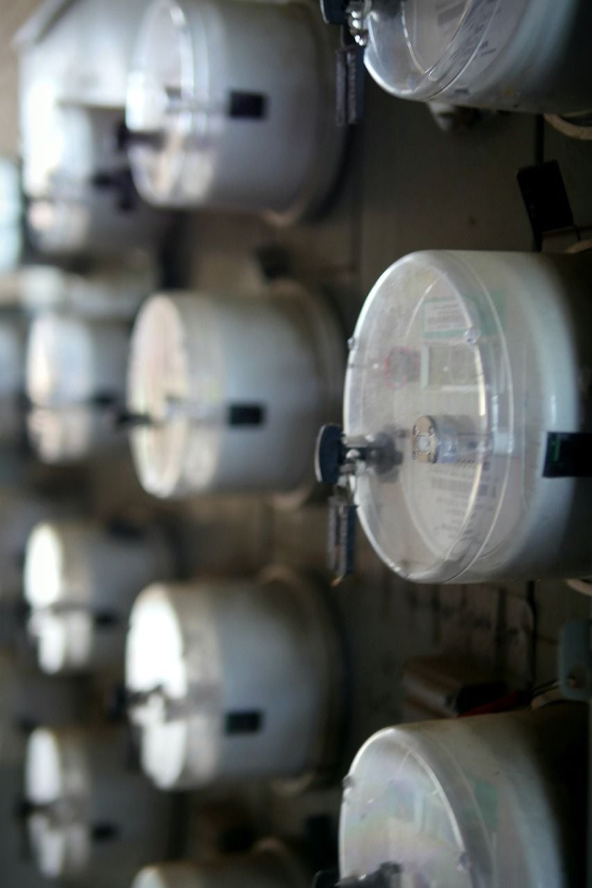Medidores de energia elétrica que registram o consumo dos aparelhos Fileira de medidores de energia elétrica