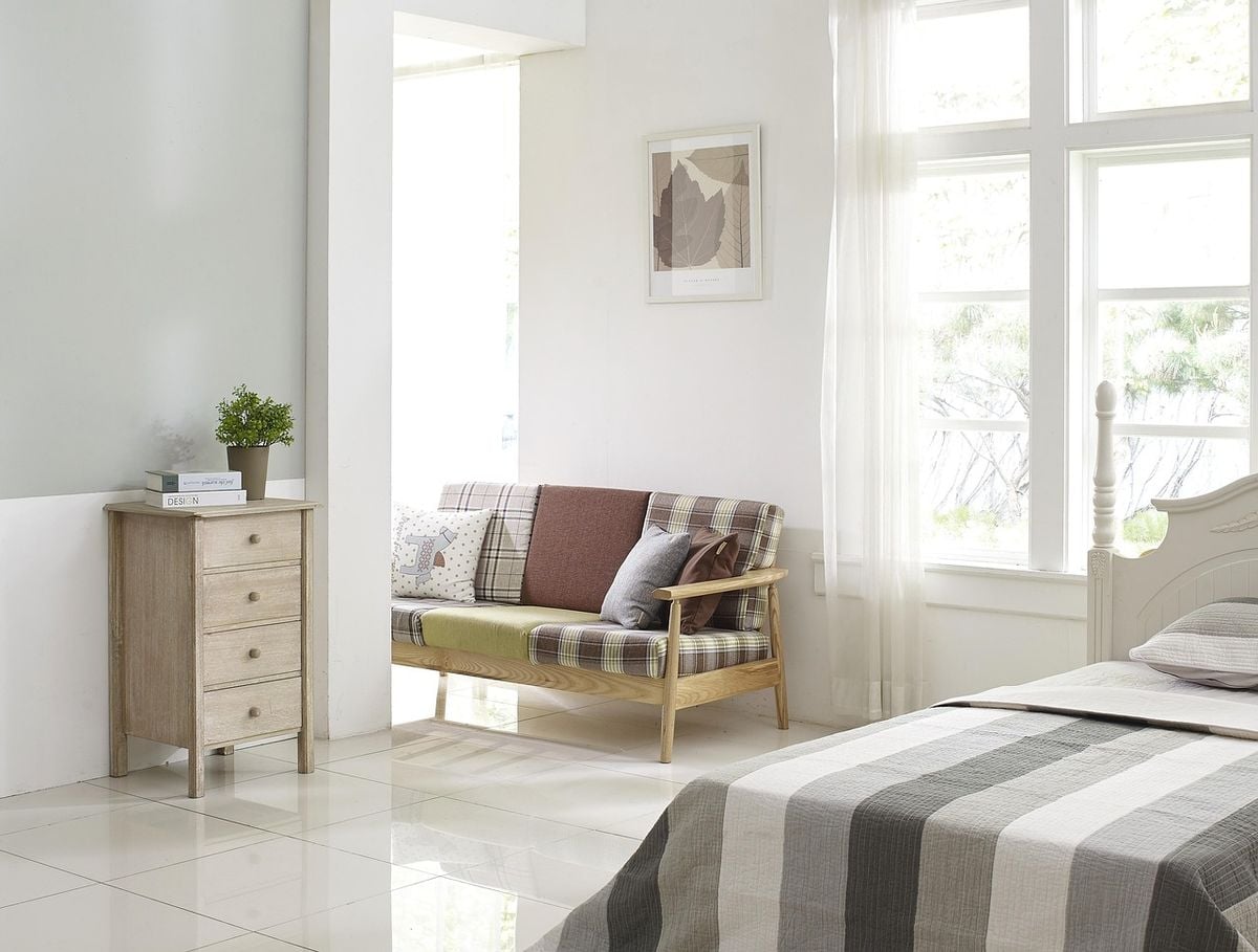 Quarto com espaço para instalação de ar condicionado de 9.000 BTUs Quarto claro, ambiente típico para um ar condicionado de 9000 BTUs