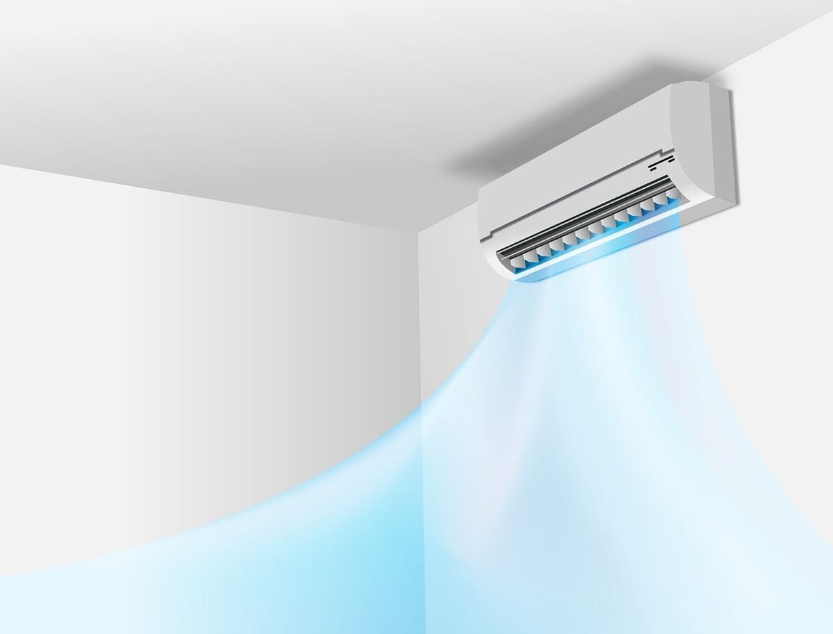 Ar condicionado split inverter em operação distribuindo ar frio Ar condicionado split inverter com fluxo de ar sendo distribuído