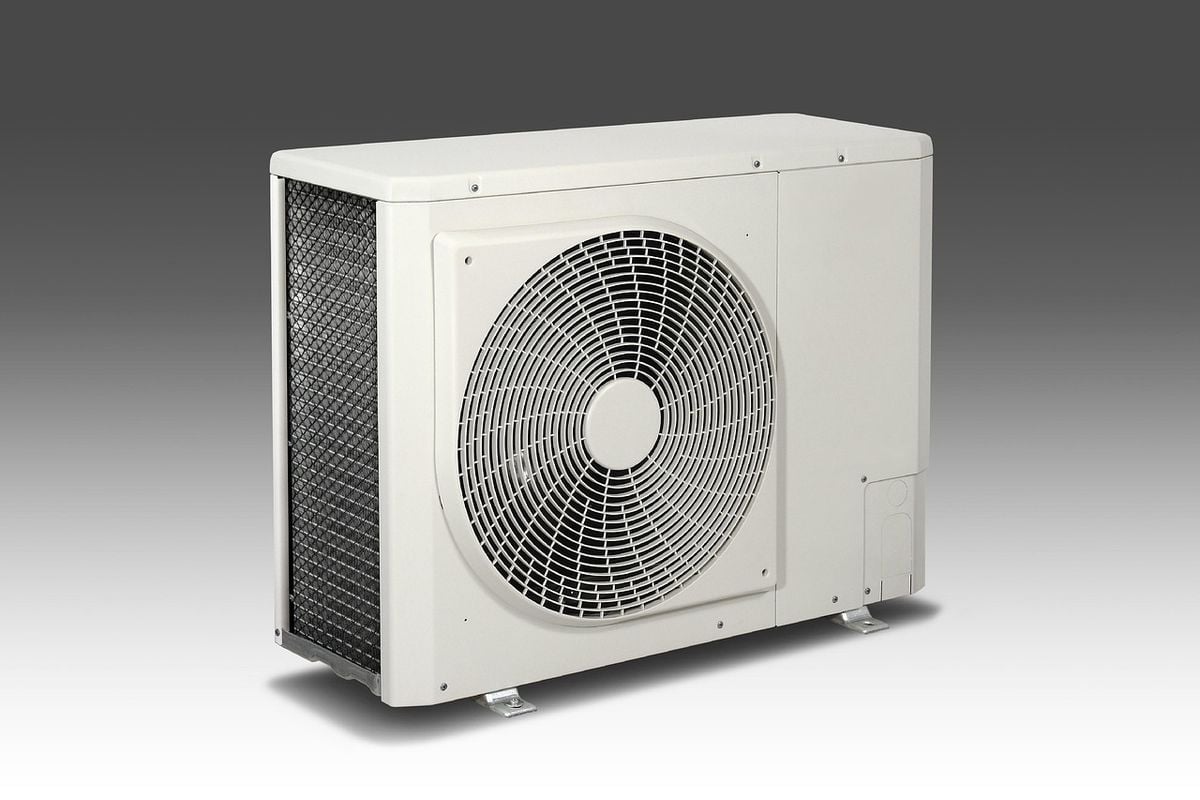 Unidade condensadora que abriga o compressor, onde está a diferença entre inverter e convencional Unidade condensadora de ar-condicionado split na área externa