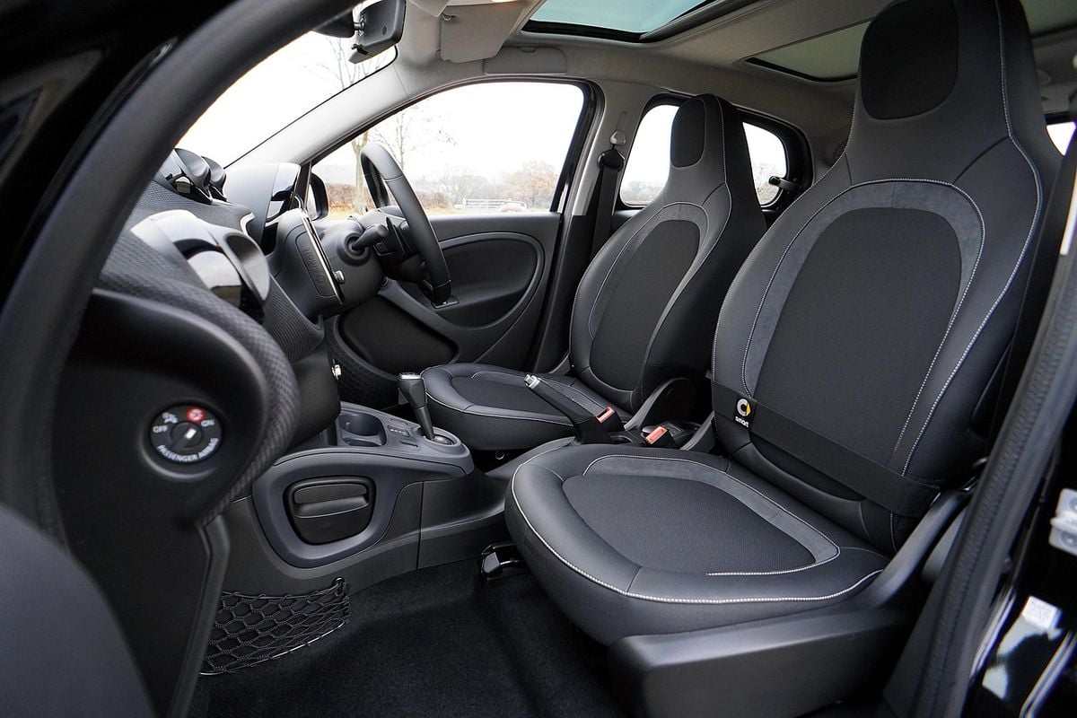 Interior de carro limpo depois da aspiração Interior de carro limpo com bancos e tapetes sem poeira