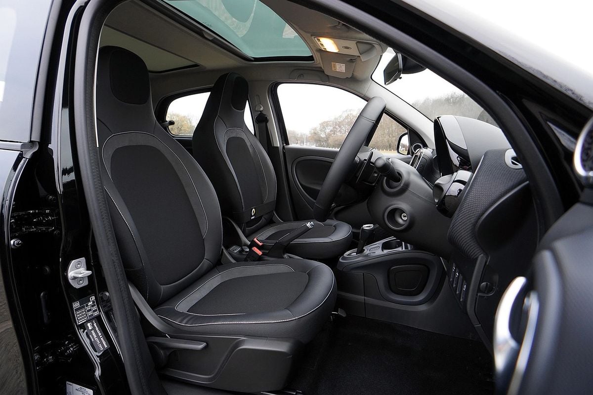 Interior de carro limpo, resultado da manutenção de rotina com aspirador portátil Interior de carro limpo e organizado pronto para a aspiração